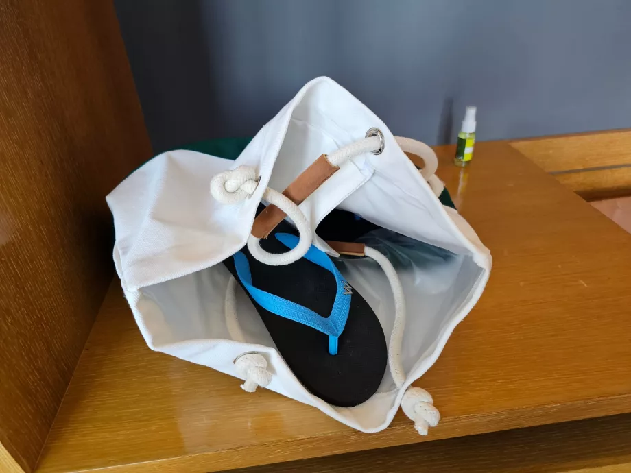 Sandal jepit untuk pantai