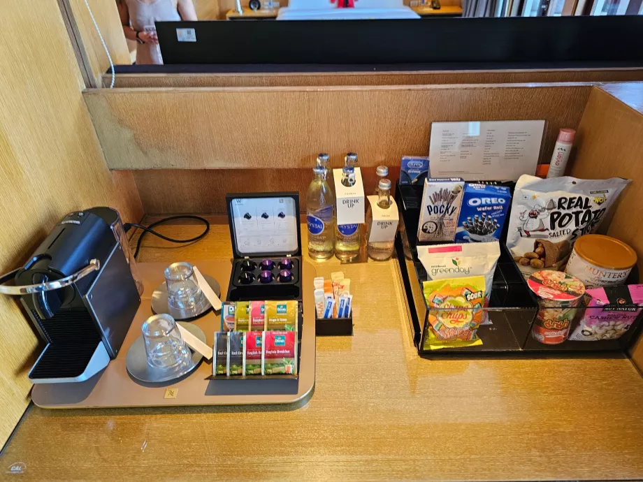 Mesin pembuat kopi dan air minum gratis dan bagian dari minibar