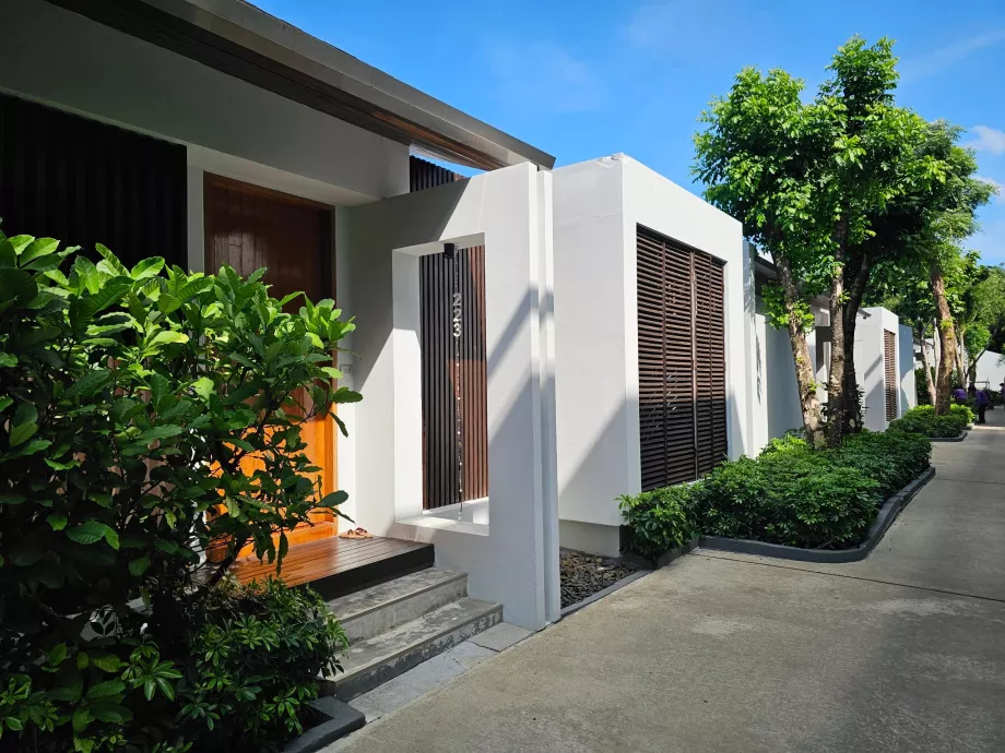 Pintu masuk ke vila pribadi dengan kolam renang