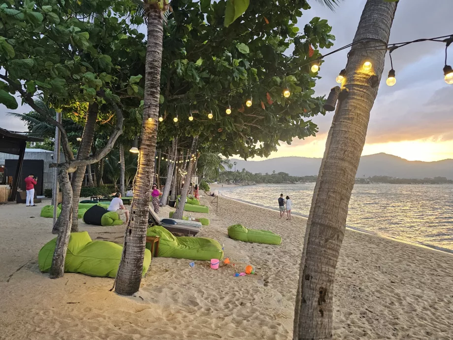 Pantai hotel di malam hari