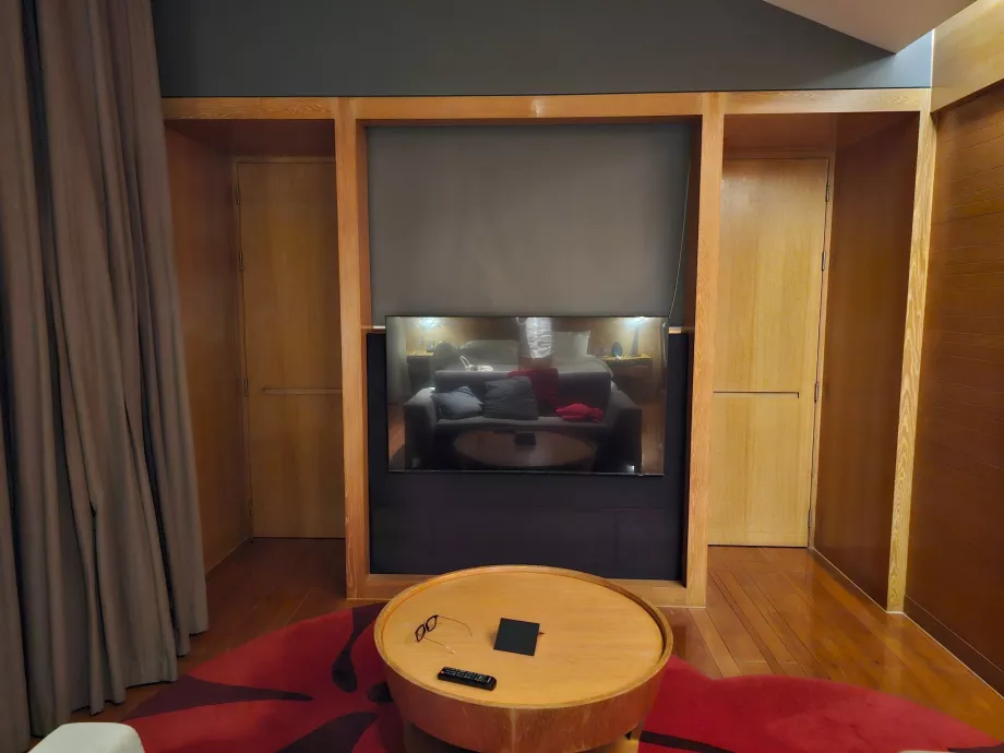 Kamar dengan pintu tertutup yang memisahkan lorong dan kamar mandi