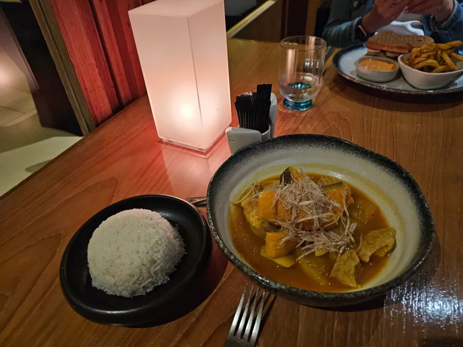 Makan malam di restoran hotel