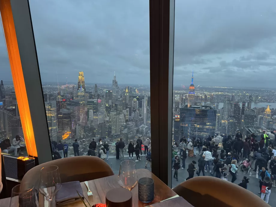 Pemandangan dari Restoran Puncak