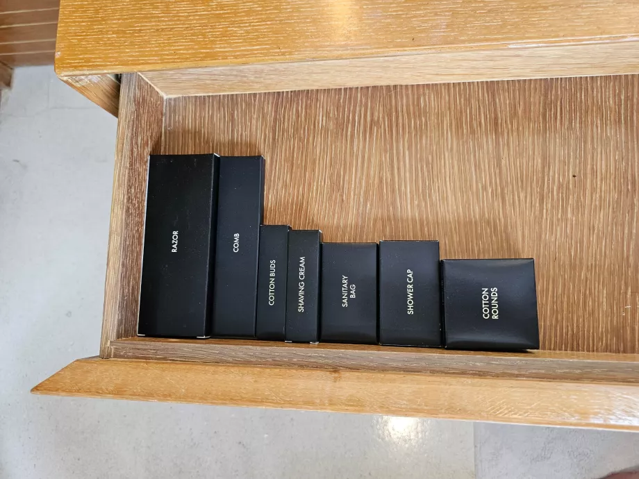 Perlengkapan mandi di kamar mandi gratis