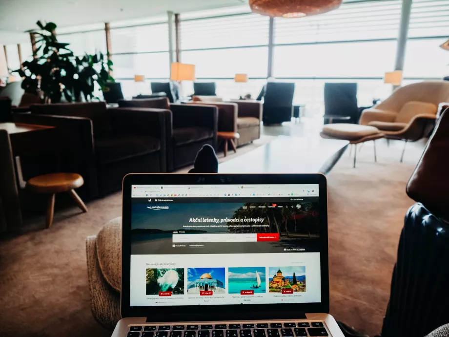 Bersantai di Ruang Tunggu Cathay LHR T3