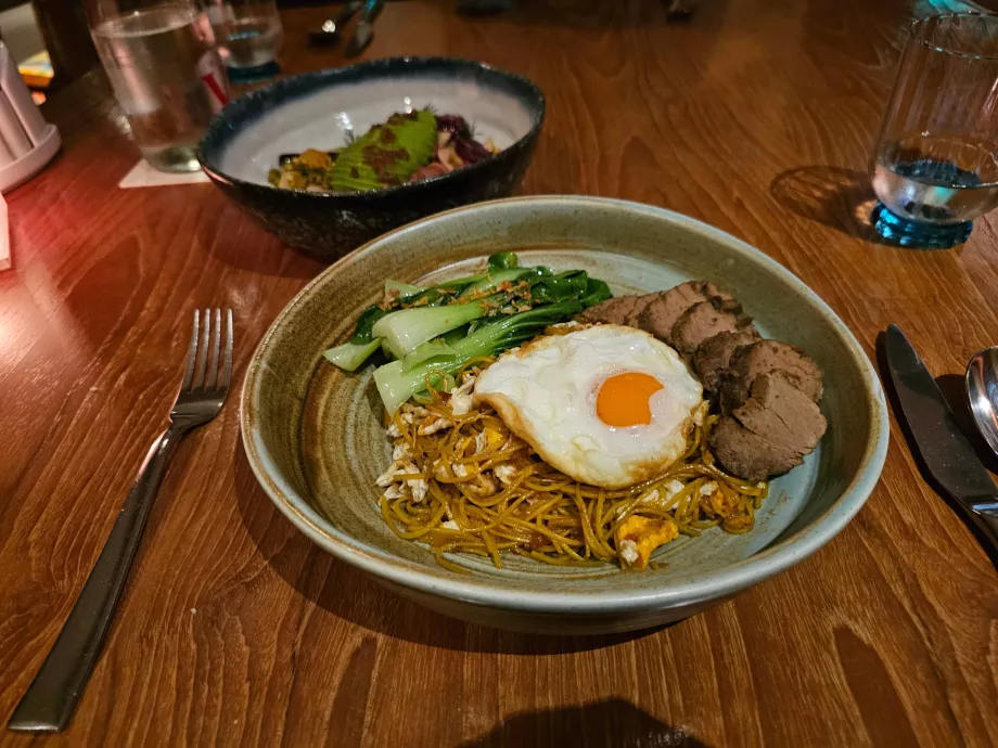 Makan malam di restoran hotel