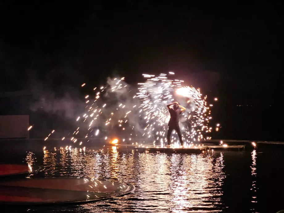 Pertunjukan api di WooBar