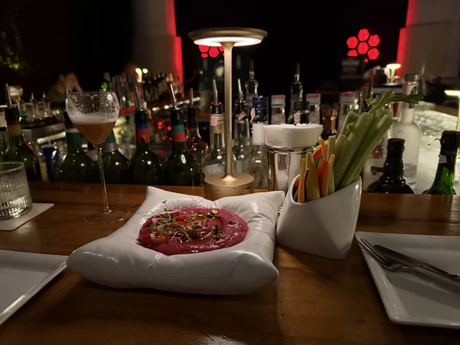 Hummus dengan bit di WooBar