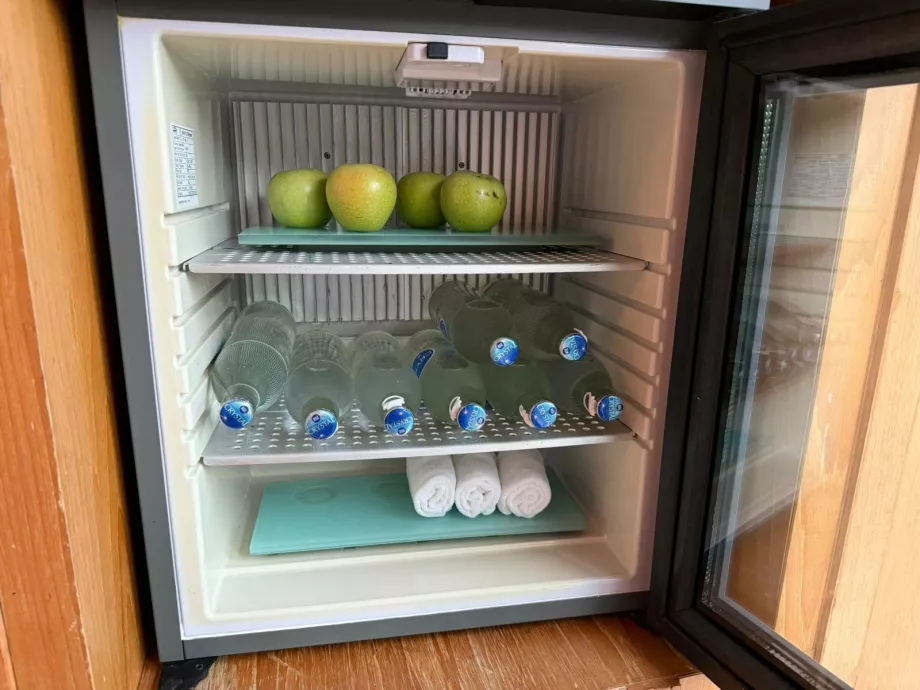 Air, handuk, dan apel gratis di gym