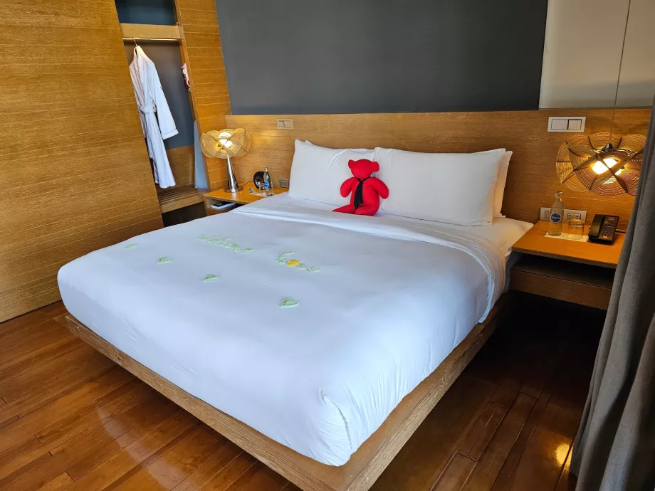 Tempat tidur di kamar kami dengan boneka beruang