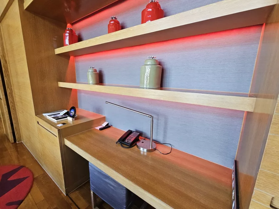 Meja kantor untuk bekerja