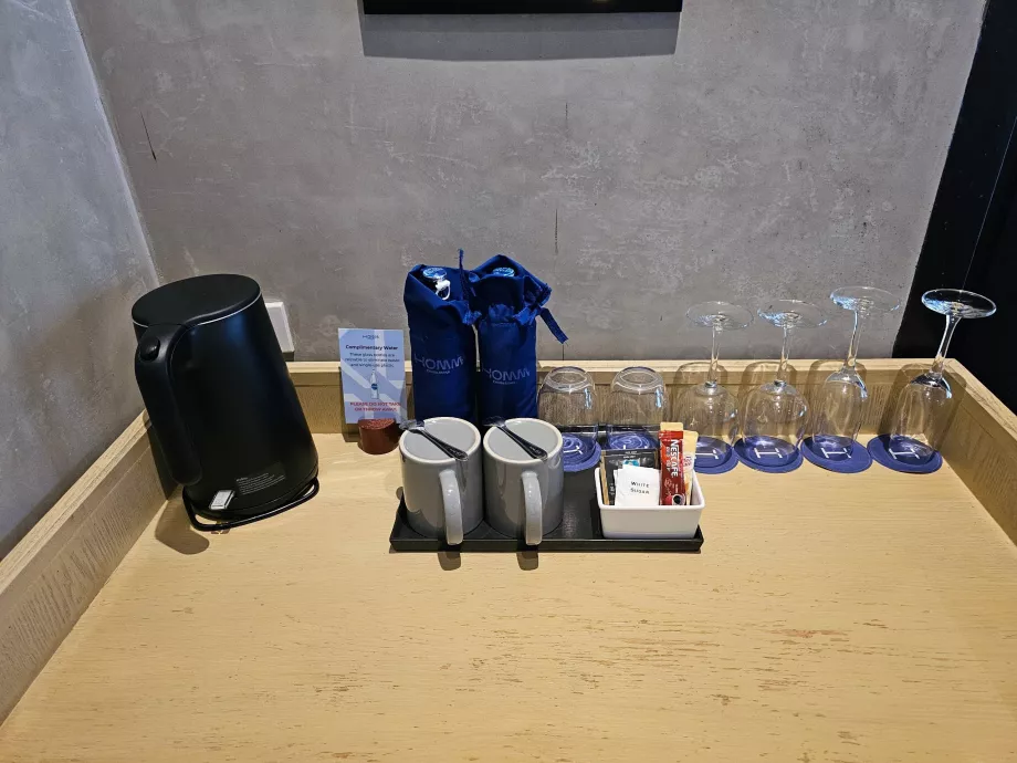 Air mineral dan kopi/teh instan gratis