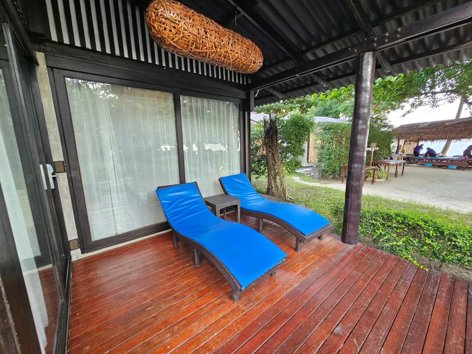 Kursi berjemur di depan Suite Satu Kamar Tidur kami