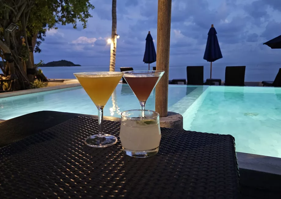 Minuman di tepi kolam renang