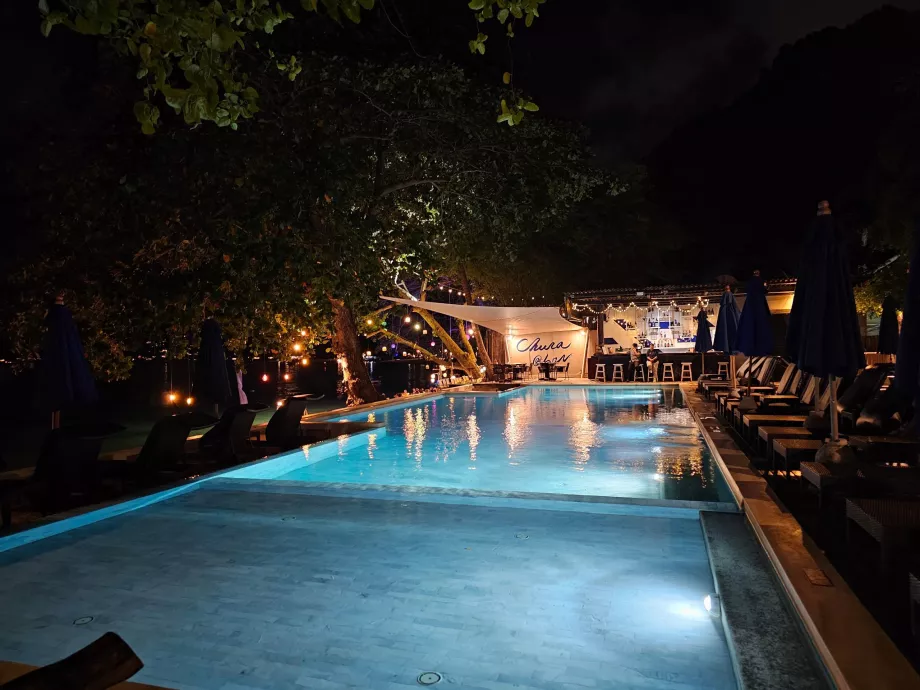 Kolam renang hotel di malam hari