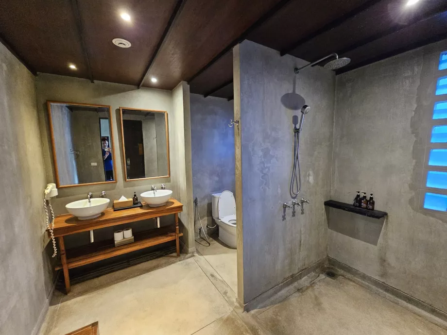 Kamar mandi di pusat kebugaran