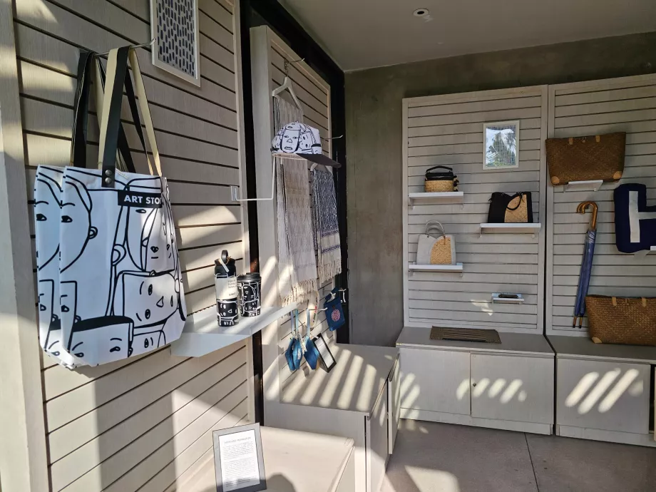 Toko cinderamata kecil di bagian resepsionis