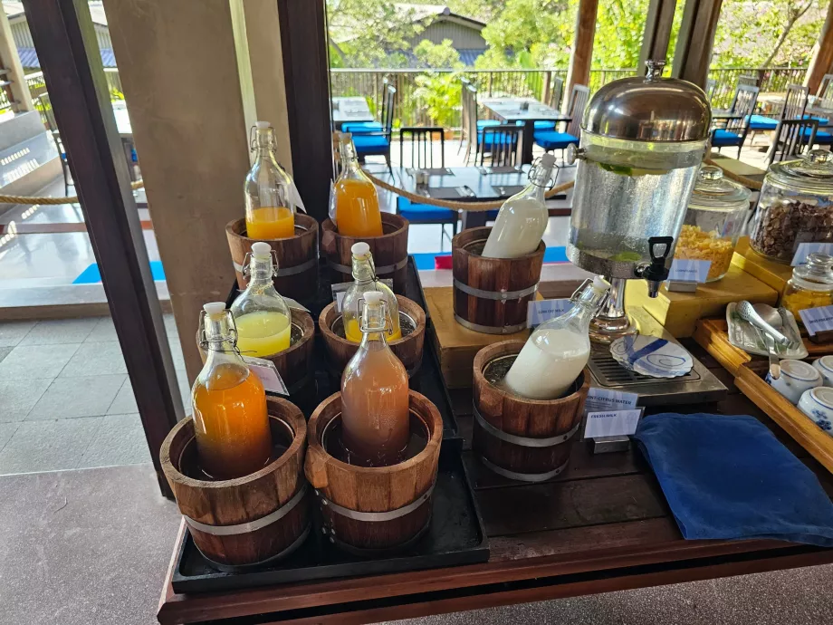 Sarapan - jus, air dan susu