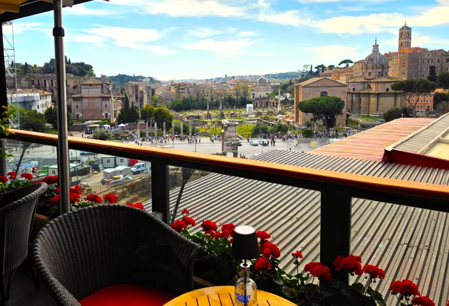 Pemandangan Forum Romanum dari restoran hotel