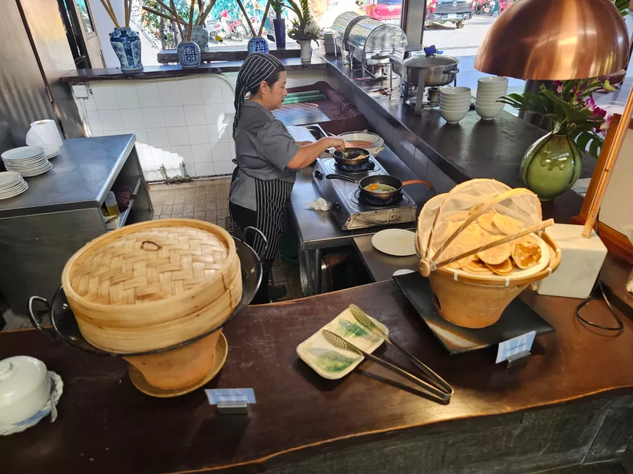 Sarapan - pancake dan persiapan telur