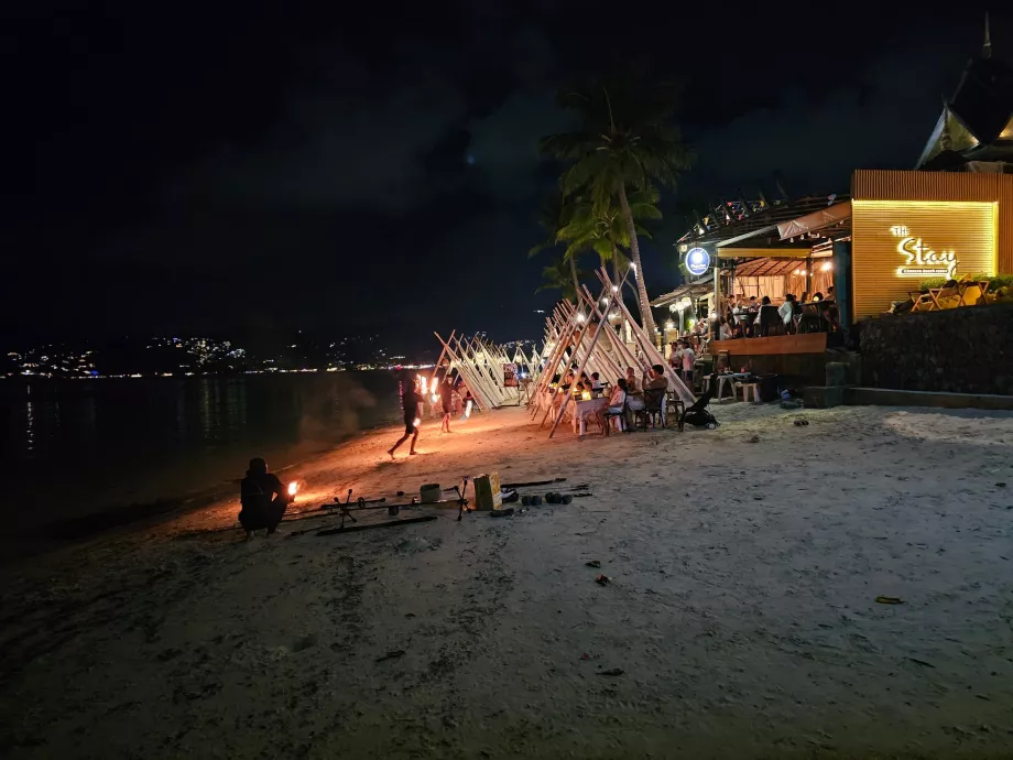 Pertunjukan api di pantai Chaweng