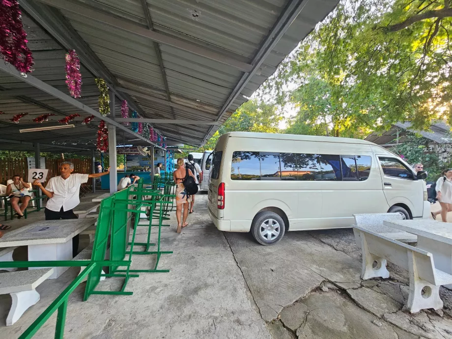 Minivan - keberangkatan kembali ke hotel