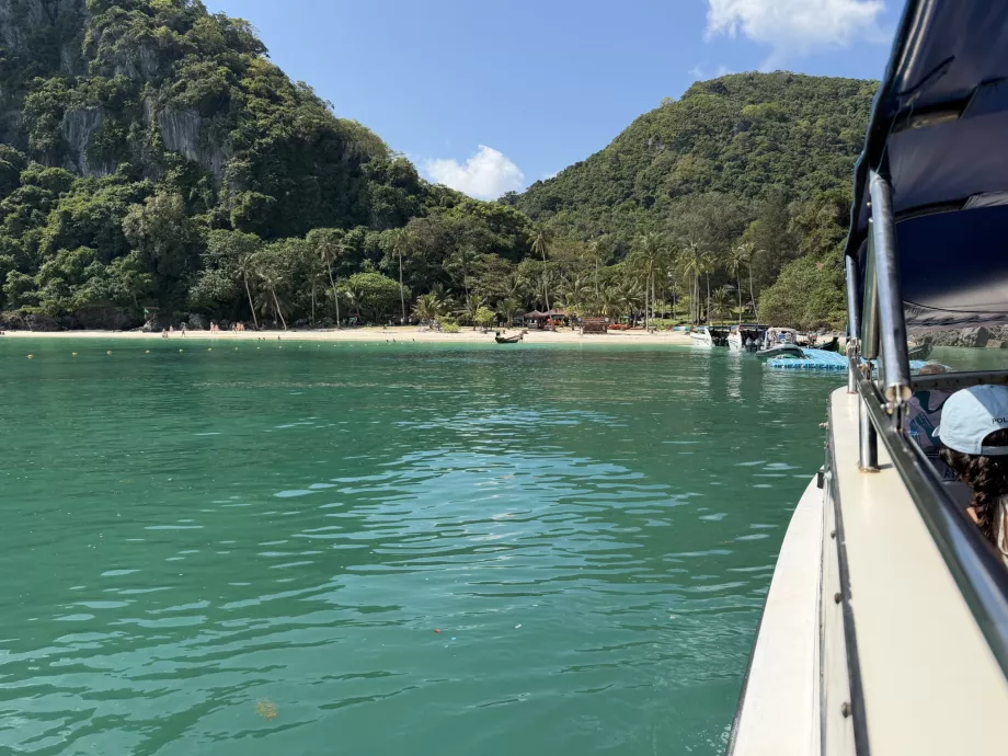 Mendarat di pantai Koh Wua Ta Lap