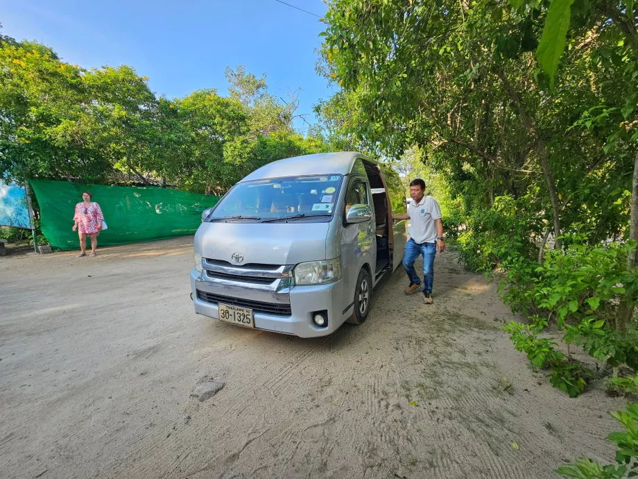 Minivan untuk transfer dari hotel ke dermaga