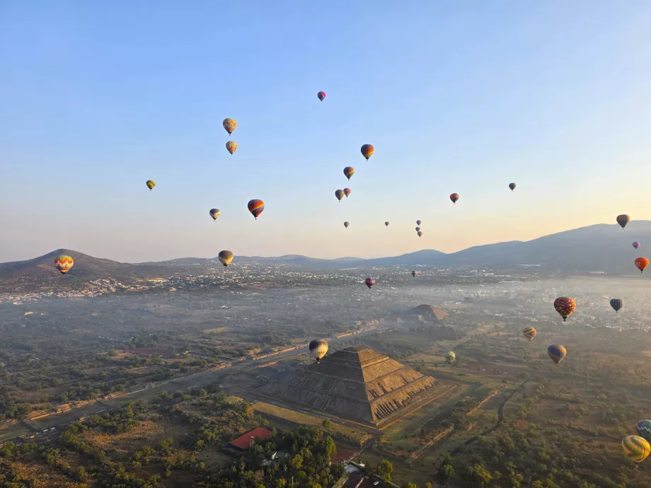 Penerbangan balon udara di atas piramida Teotihuacan