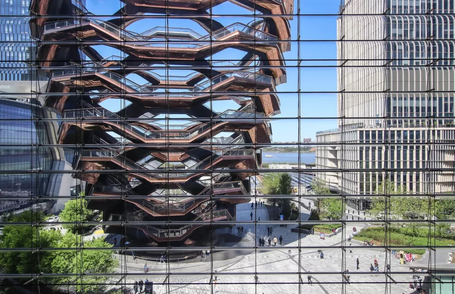 Kapal seperti yang terlihat dari gedung pencakar langit The Edge