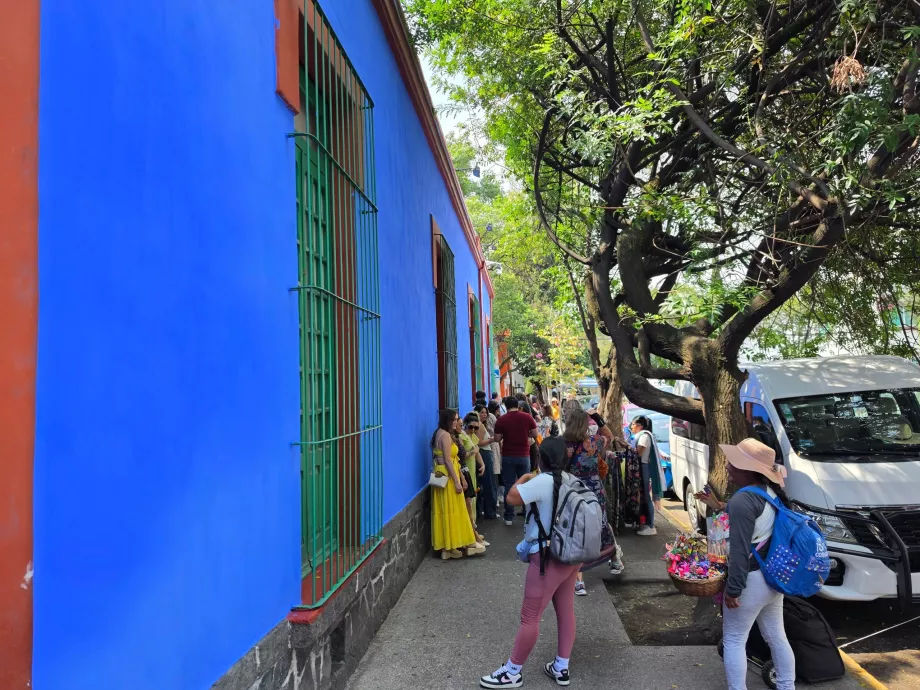 Antrian di depan Museum Frida Kahlo