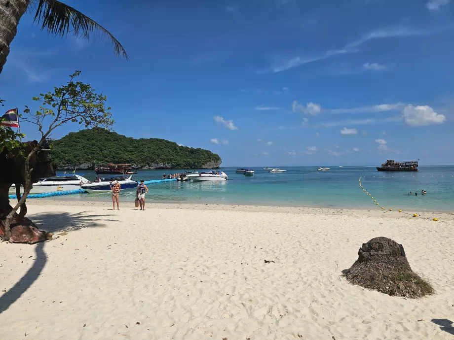 Pantai di pulau Koh Wua Ta Lap