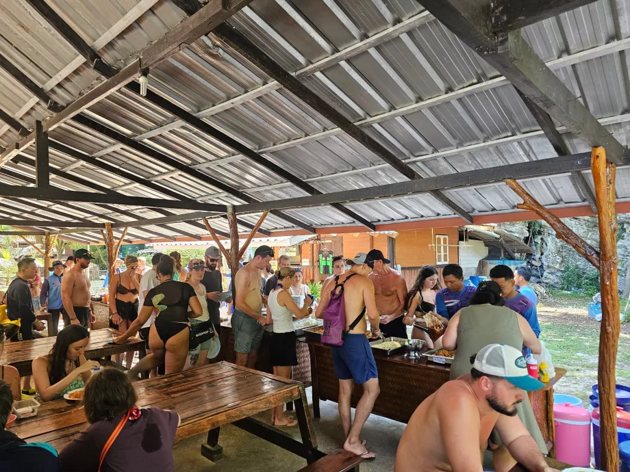 Makan siang sudah termasuk dalam harga perjalanan