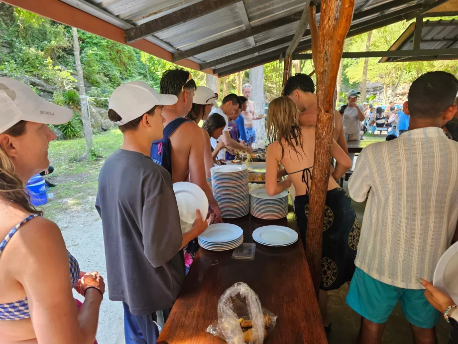 Makan siang sudah termasuk dalam harga perjalanan