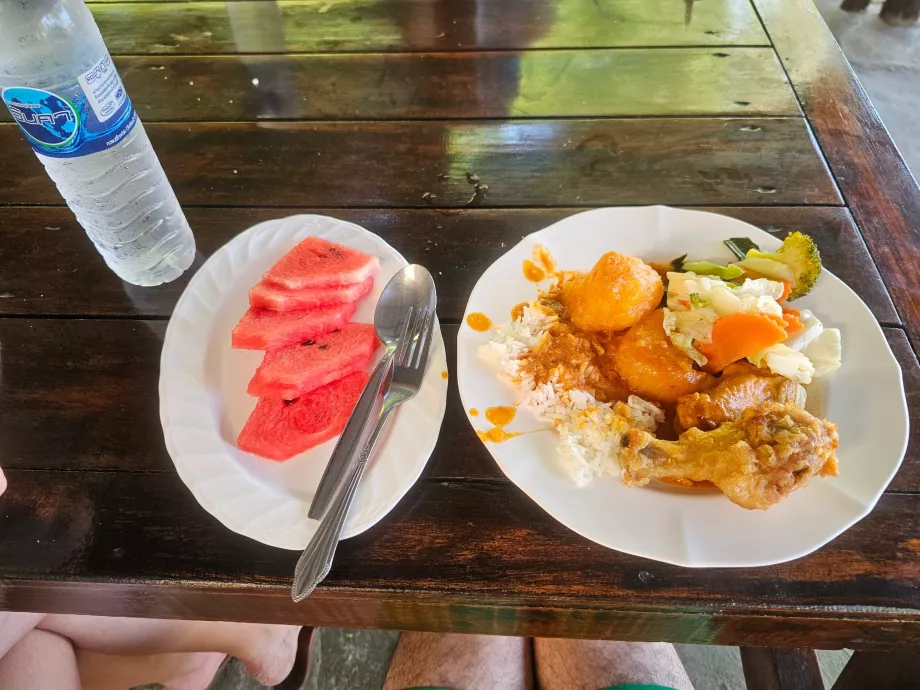 Makan siang sudah termasuk dalam harga perjalanan