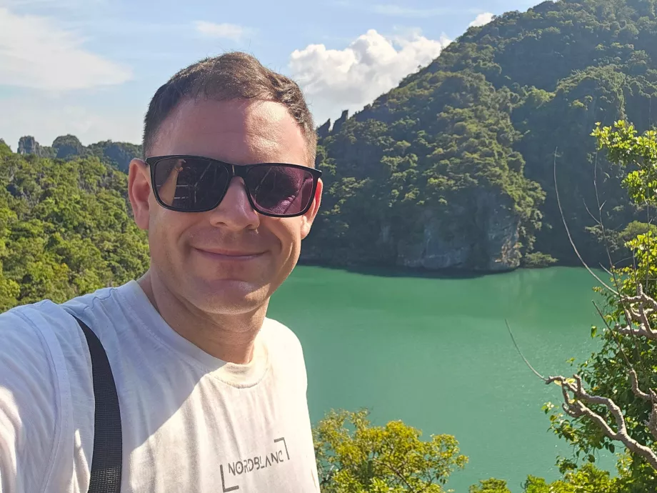 Aku di Danau Emerald