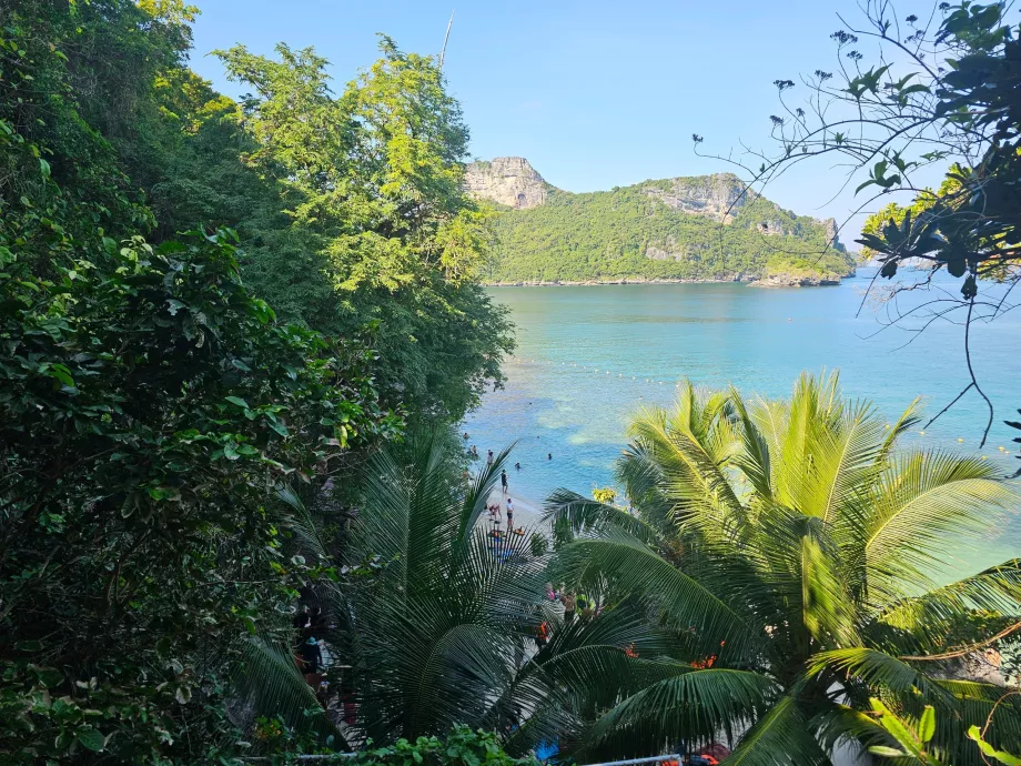 Pemandangan dalam perjalanan menuju Danau Zamrud