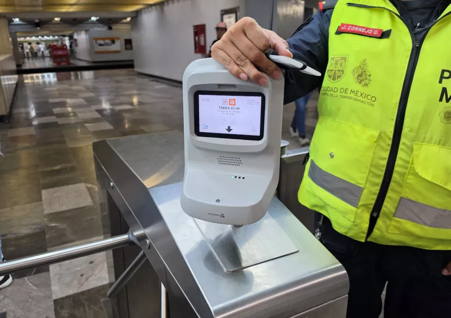 Pembayaran dengan kartu di metro