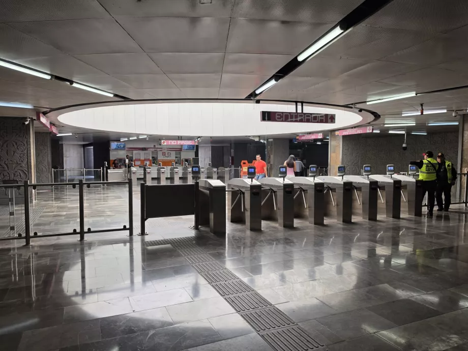 Pintu masuk ke stasiun melalui pintu putar