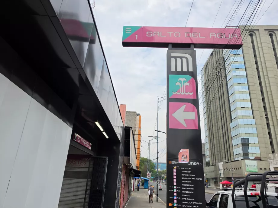 Menandai pintu masuk ke stasiun metro