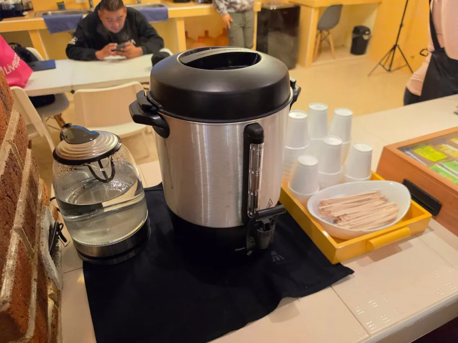 Air panas gratis untuk minum teh