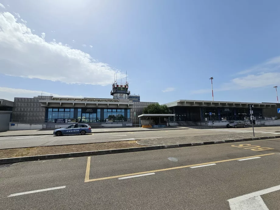 kedatangan melalui bandara Foggia