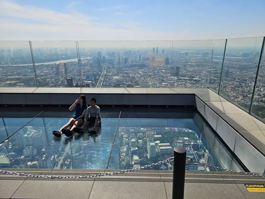 King Power Mahanakhon - jalan layang