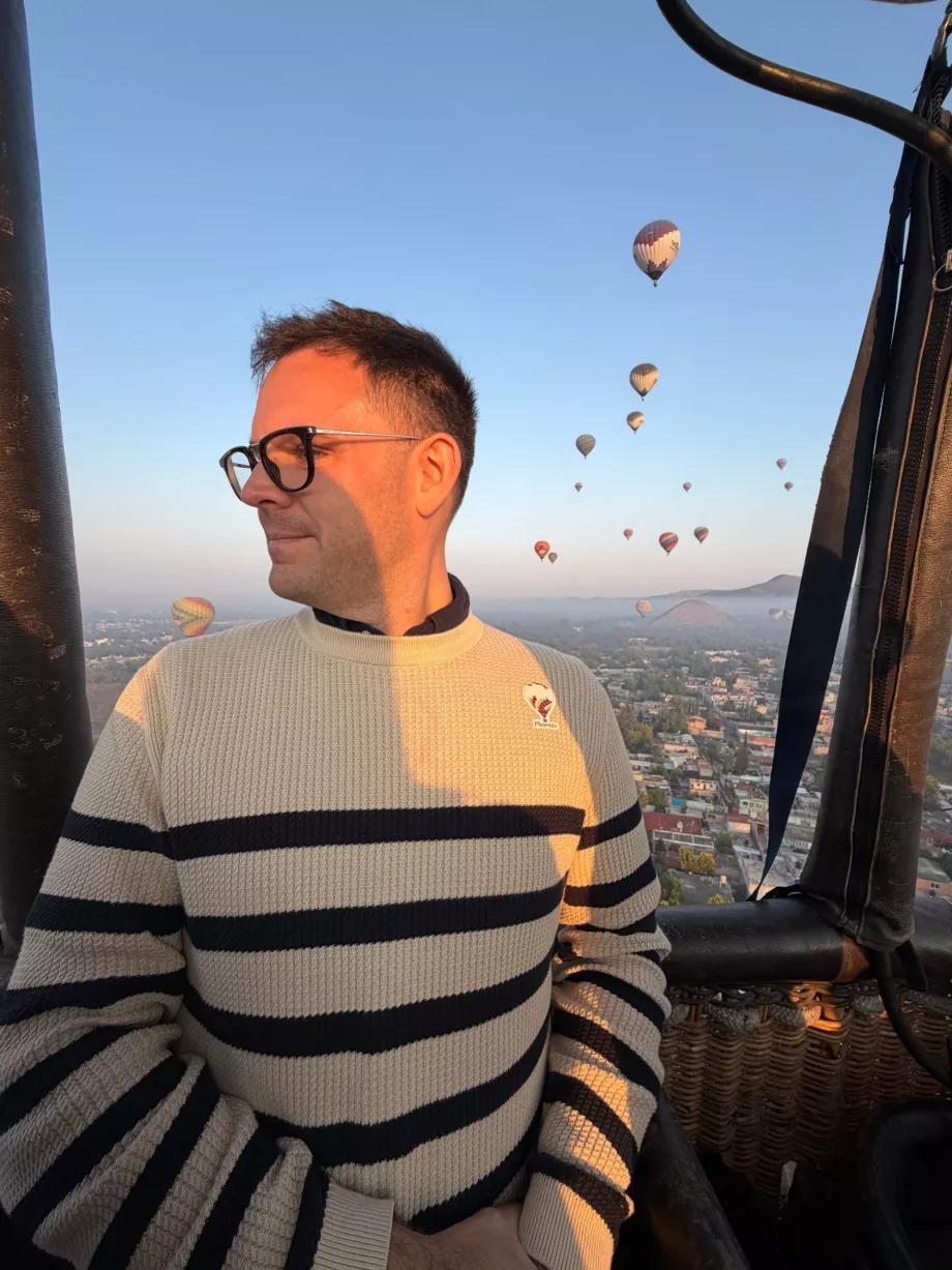 Saya di dalam balon di atas piramida