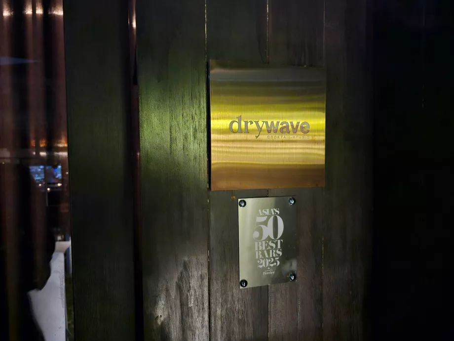 Dry Wave Cocktail Studio - pintu masuk