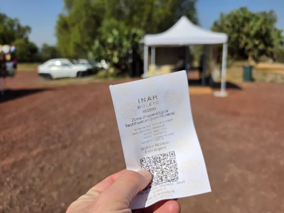 Tiket masuk ke lokasi