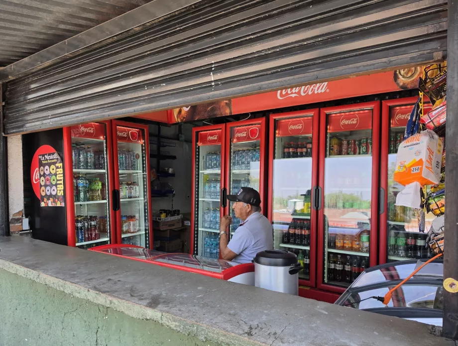 Menjual minuman di pintu masuk nomor 2