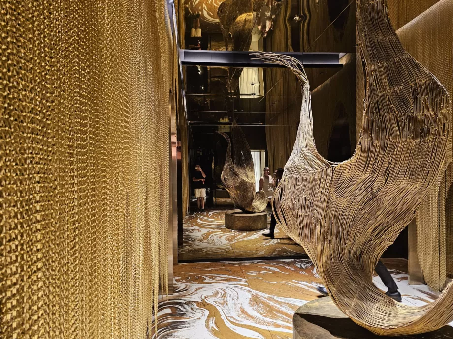 Menara Kekaisaran Arabika (pintu masuk utama)