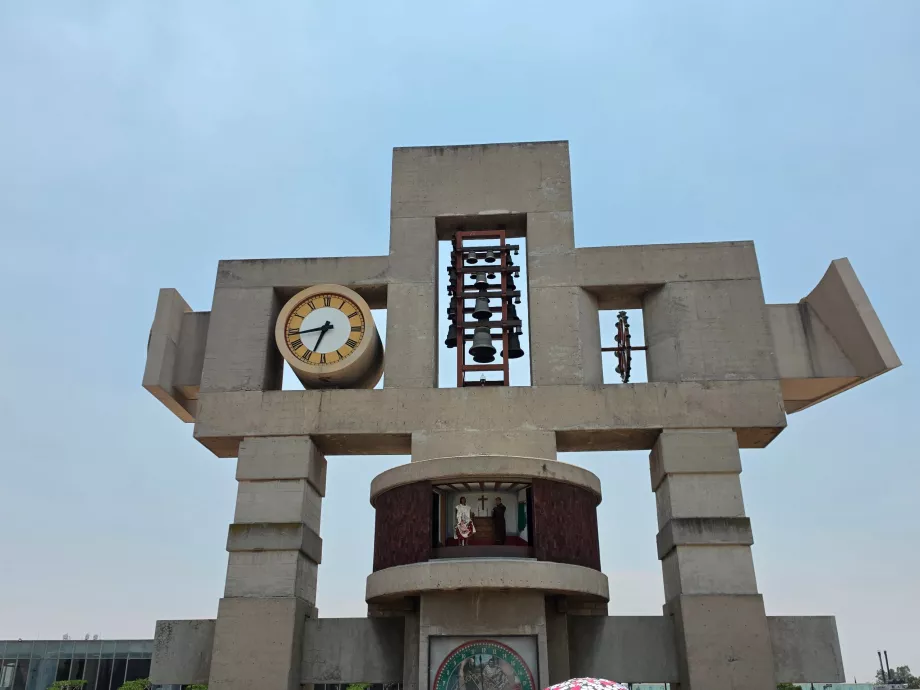Lonceng di alun-alun