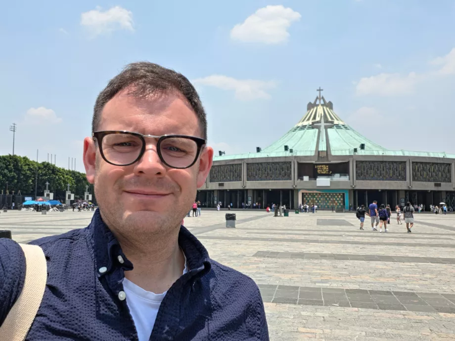 Saya di depan Basilika Guadalupe